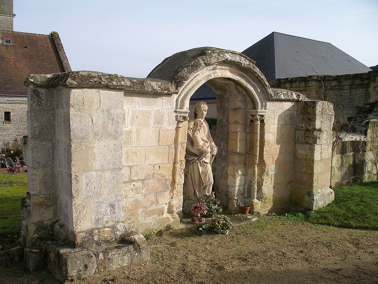Vestiges de l'église Saint-Pierre.